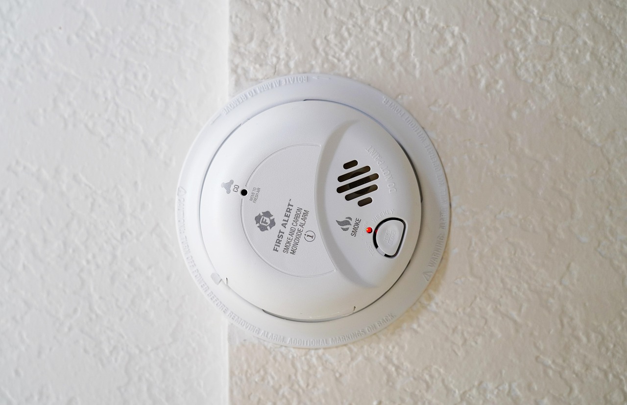 koolmonoxide melder aan het plafond